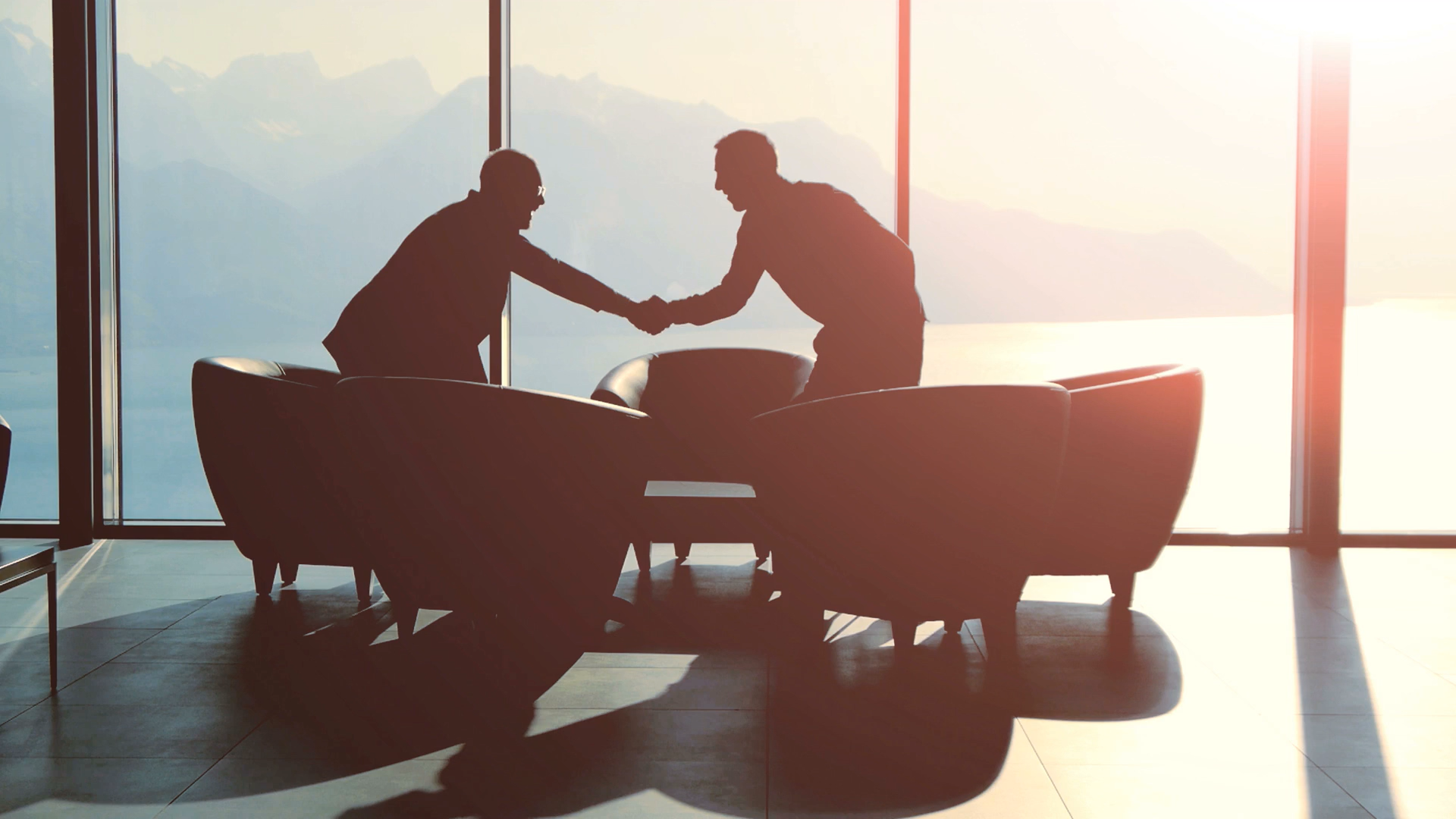 Consulenti di logistica che stringono la mano per l'inizio di una collaborazione lavorativa